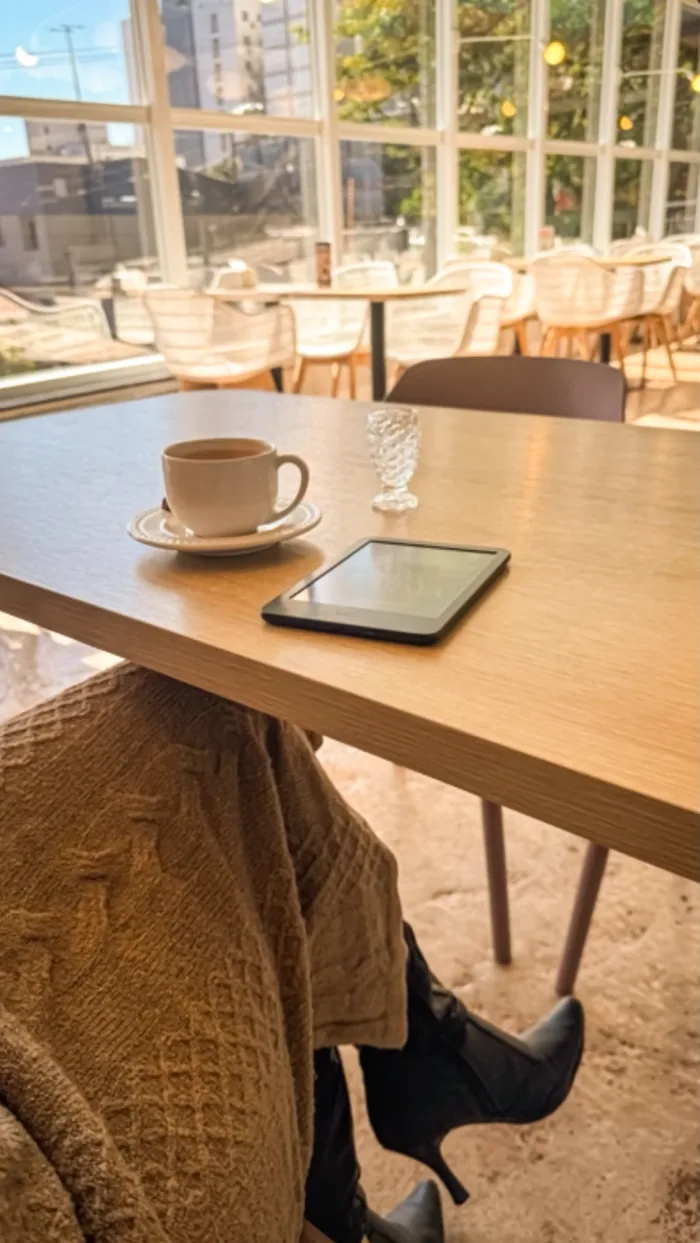 Mesa de café e leitura em um dia tranquilo na Béé