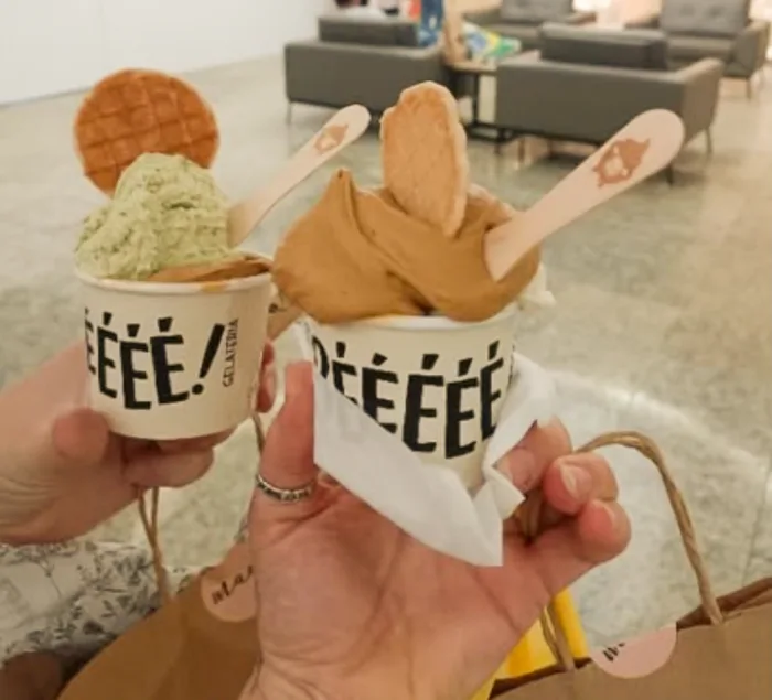 Dois potes Béé de sabores diferentes lado a lado