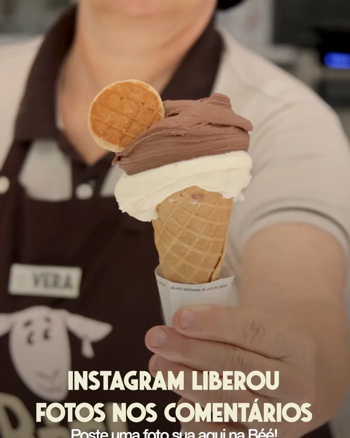 Vera, da equipe Béé, mostrando um cone de gelato